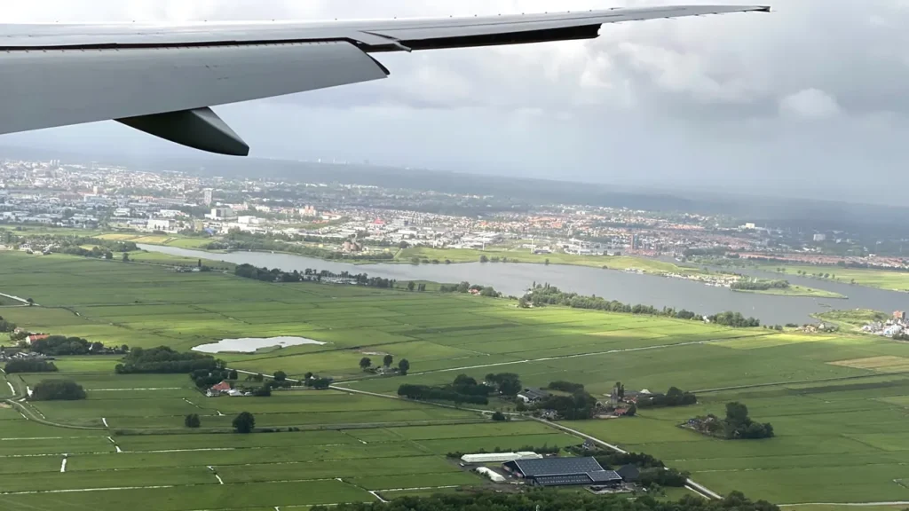 Como é viajar com a KLM? Saiba quanto custa e veja a experiência