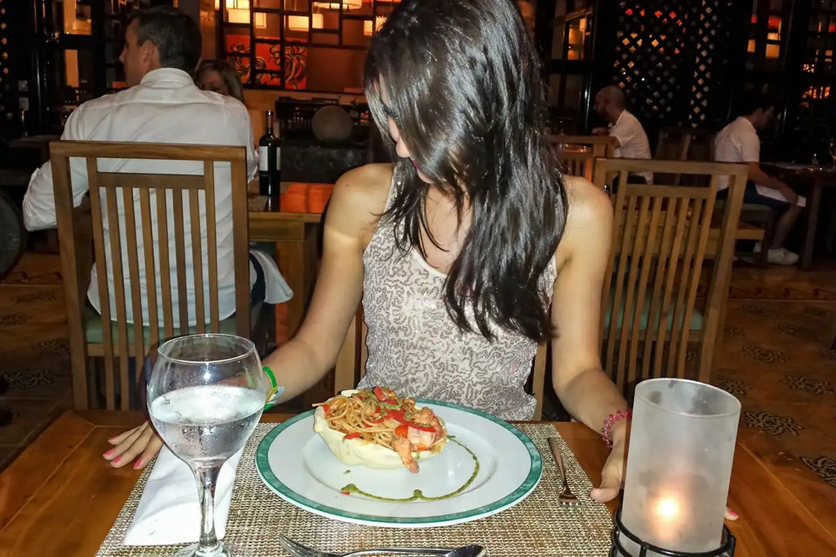 não quero que me reconheçam na foto, colocar eu olhando para a comida, sem mostrar muito bem o meu rosto, quero a foto um pouco mais clara e nítida