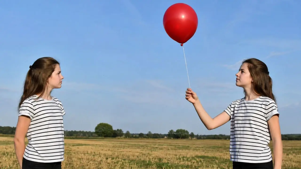 As duas Laura Buxton e o balão