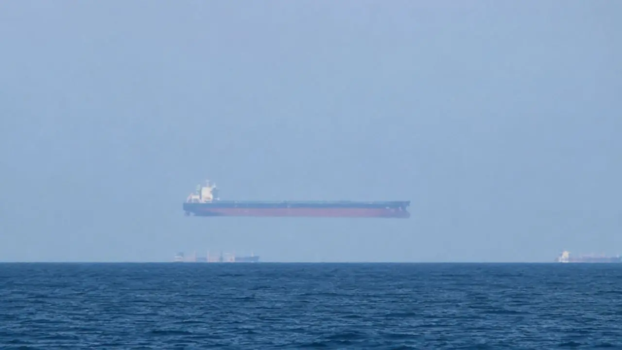 Fata Morgana: quando navios parecem flutuar no ar