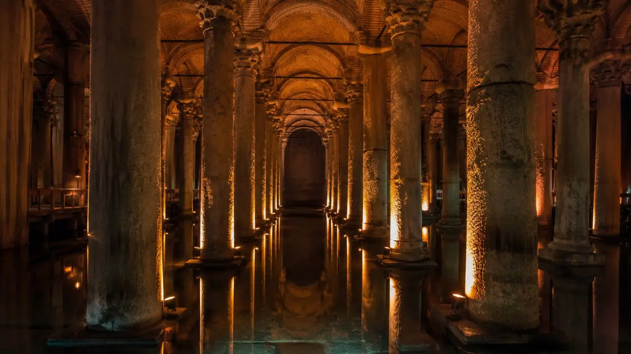 Istambul e a beleza escondida da Cisterna da Basílica