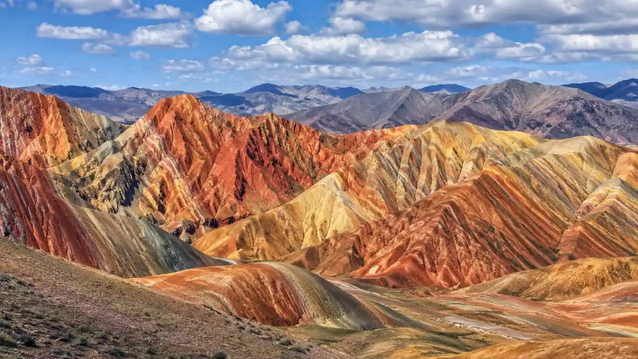 Montanhas coloridas e paisagens que parecem pintadas