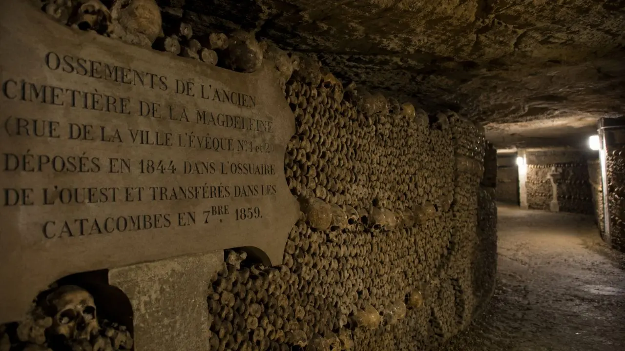 Paris e o mundo silencioso das catacumbas