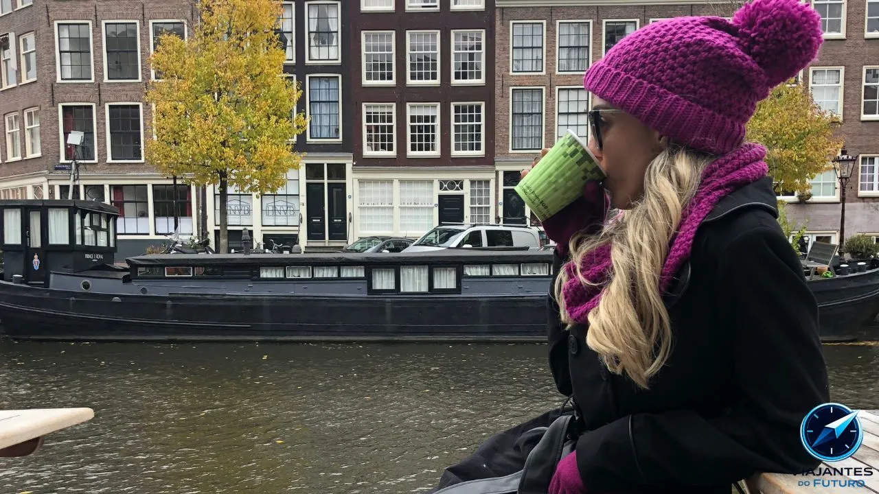 Café nos canais de Amsterdã.