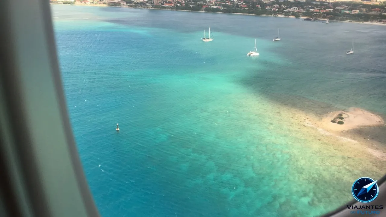 O que explica a cor do mar de Aruba e Curaçao?