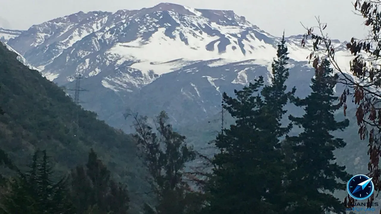 Vista das montanhas, estrada para o Valle Nevado no Chile.