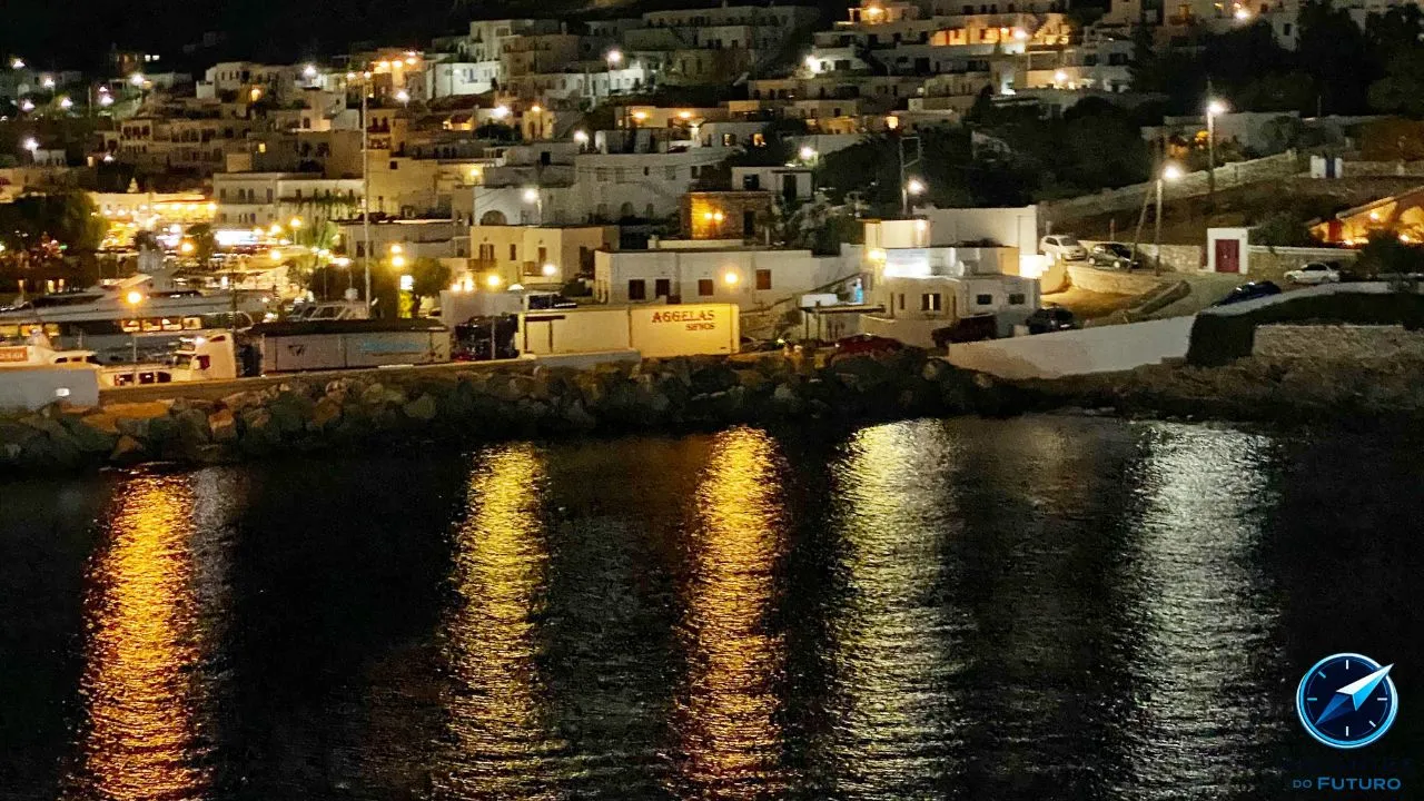 Vista na nossa chegada de balsa a Sifnos à noite.