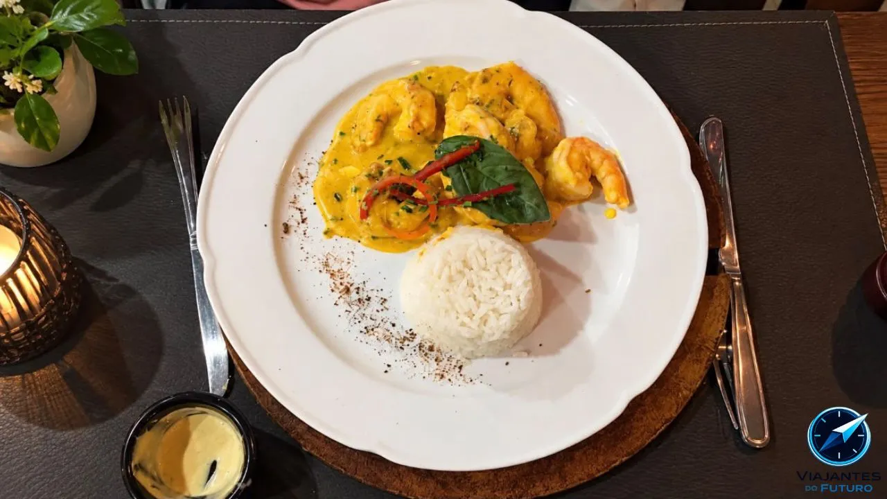 O cardápio aposta em carne e frutos do mar