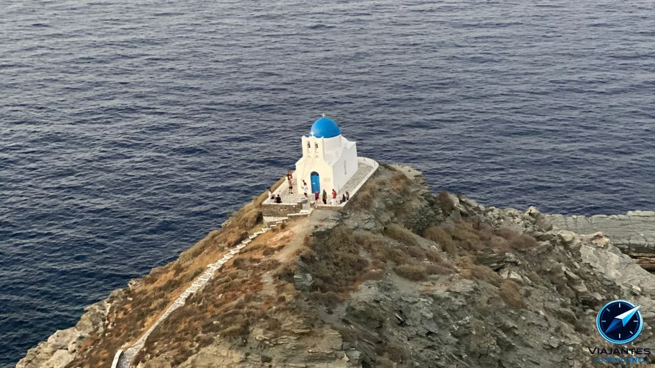 A ilha grega com mais de 100 km de trilhas escondidas entre igrejas e vilarejos