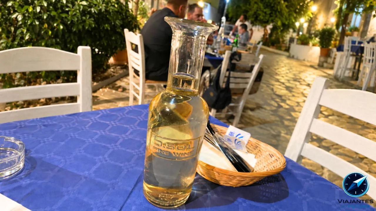 Vinhos das tavernas gregas são servidos de forma bem diferente e surpreende turistas