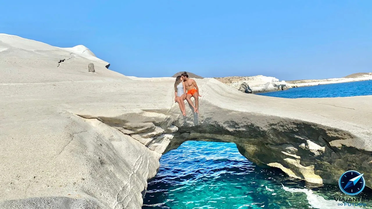 A praia branca de Milos que parece a lua e recebeu o nome por piratas que se escondiam ali